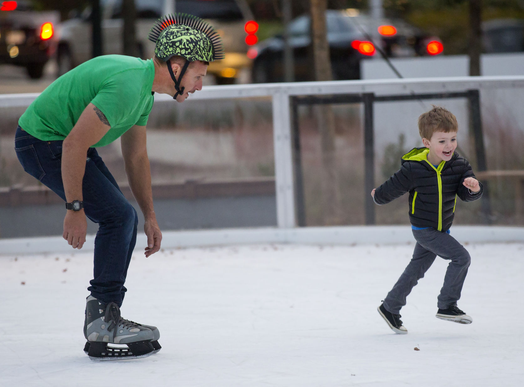 20161129g_nws_skating standalone_father
